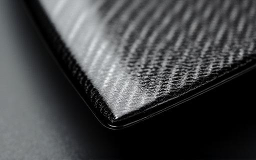 Componente aerodinamica in fibra di carbonio lavorata